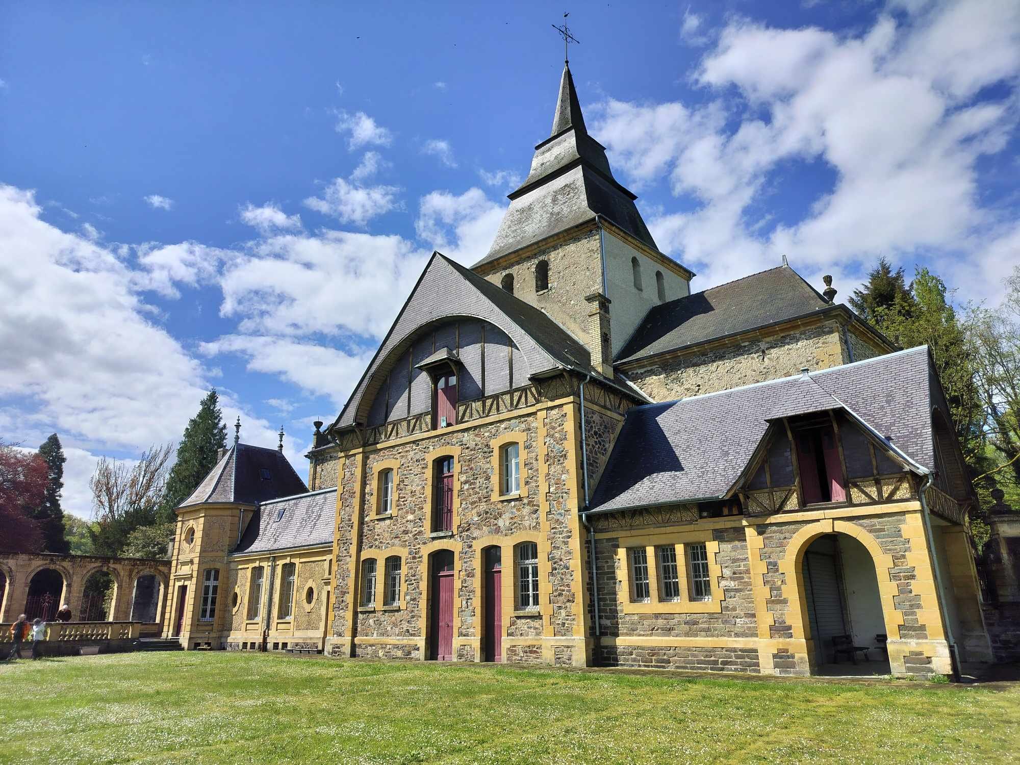 Rando, onguents et pommades à l'abbaye de Laval Dieu